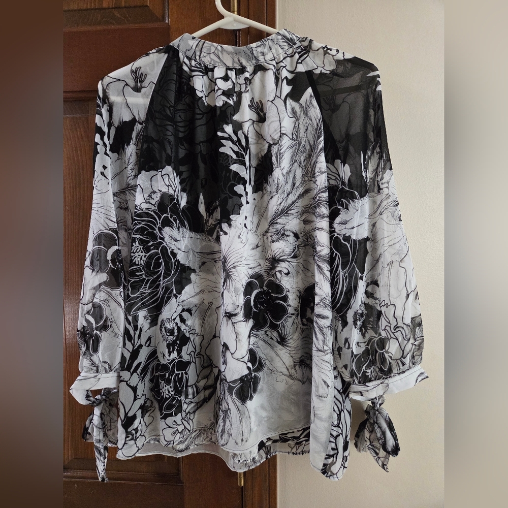White House Black Market Floral Overlay Blouse, M, Fancy
